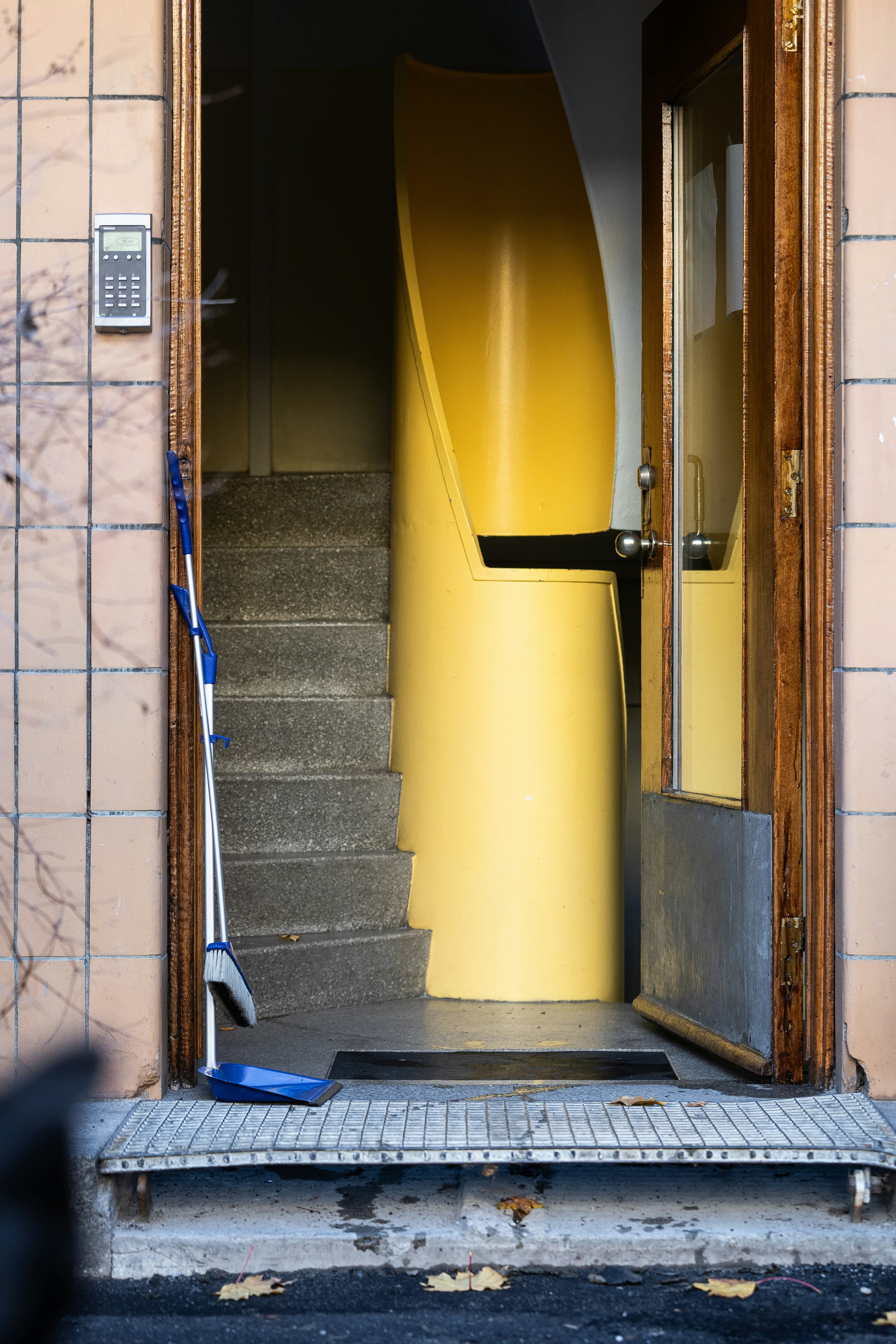Bild på en trappa med en sopborste